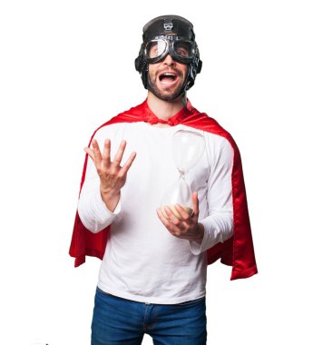 Beyaz arka plan üzerinde izole kum saati ile korkuyor süper kahraman