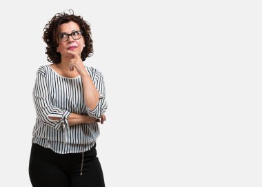 Orta düşünme ve bakılması, hakkında bir fikir karışık kadın yaşlı, bir çözüm bulmaya çalışıyorum