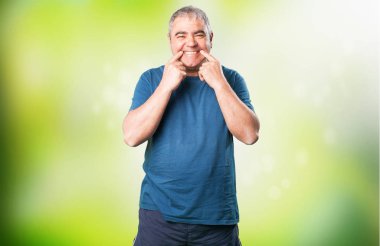 Olgun adam ağzını işaret mutlu