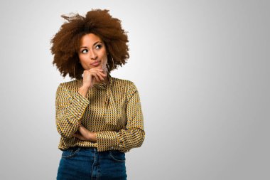 Afro kadın bir fikir düşünüyorum