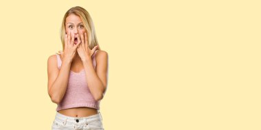 Genç güzel sarışın kadın portresi şaşırttı ve şok, kazanmak kavramı geniş gözlü, heyecanlı bir teklif veya yeni bir iş arıyorum