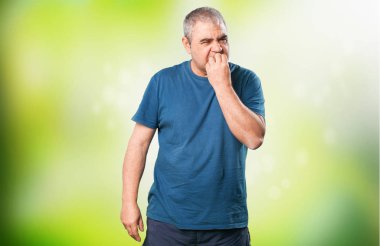 yeşil arka plan bulanık endişeli olgun adam