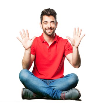 Beyaz arka plan üzerinde izole sayı on jest yapıyor oturan adam