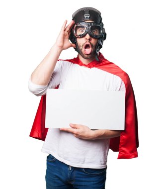 Beyaz arka plan üzerinde izole bir beyaz kopyalama alanı afiş tutarak süper kahraman