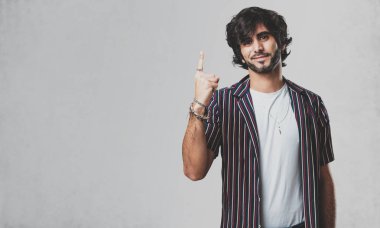 Genç yakışıklı adam gösteren bir numaralı simgesi sayma, matematik, kendinden emin ve neşeli kavramı