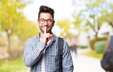 sessizlik jest yapan mutlu öğrenci erkek