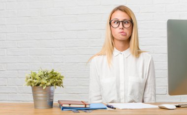 Genç öğrenci çılgın ve umutsuz, görevleri yapmak onun masasına oturan kontrolden çıktı, komik deli ifade özgürlüğü ve vahşi çığlıklar portresi