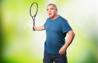 Olgun adam bir raket ile oynamak