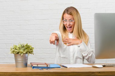 Bağırarak, görevleri yapmak onun masasına oturan genç öğrenci portresi gülüyor ve başka bir, kavramı alay alay ve uncontrol