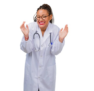 Kendinden emin ve başarılı portre rahat ve neşeli, gülen ve having fun, siyah bir doktor kadın hisseder