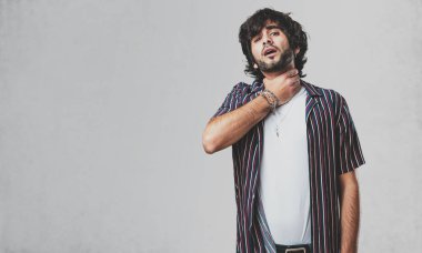 Boğulmuş ve endişeli yakışıklı delikanlı, endişeli duygu basınç, acı kavramı