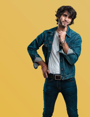 Şüphe ve karışık, düşünme, bir fikir ya da bir şey hakkında endişeli genç yakışıklı adam