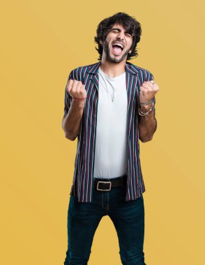 Silah, bir zafer ya da başarı, piyango kazanan kutluyor yükselterek yakışıklı delikanlı çok mutlu ve heyecanlı,