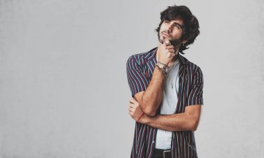 Düşünme ve bakılması, hakkında bir fikir, karışık yakışıklı delikanlı bir çözüm bulmaya çalışıyorum