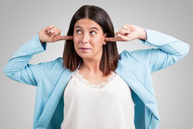 Eller, kızgın ve bazı ses işitme yorgun kulaklarıyla kapsayan orta yaşlı kadın