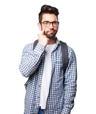 Gözünü beyaz arka plan üzerinde izole işaret eden öğrenci adam