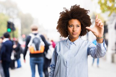 arka plan bulanık ekranda dokunmadan genç siyah kadın