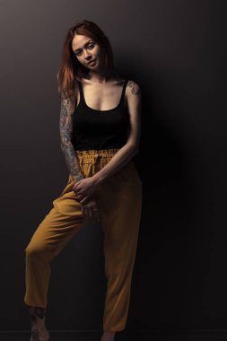 kızıl saçlıya kız siyah arka plan üzerine stüdyo çekim 