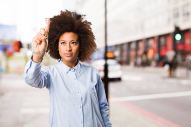 arka plan bulanık ekranda dokunmadan genç siyah kadın