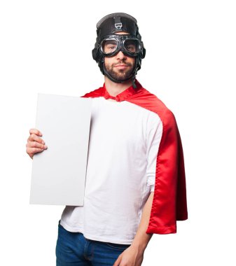 Beyaz arka plan üzerinde izole bir beyaz kopyalama alanı afiş tutarak süper kahraman