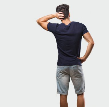 Geriye dönüp baktığımda ayakta geri gösterilen, poz ve bekleyen, genç yakışıklı adam