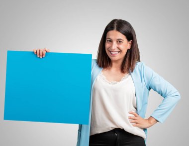 Nerede bir mesaj, iletişim kavramı gösterebilir bir boş poster gösterilen kadın neşeli ve motive, orta yaşlı
