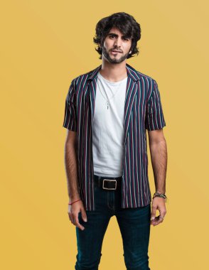 Endişeli ve bunalmış, unutkan, yakışıklı delikanlı fark bir şey ifade şok bir hata yapılmış olması