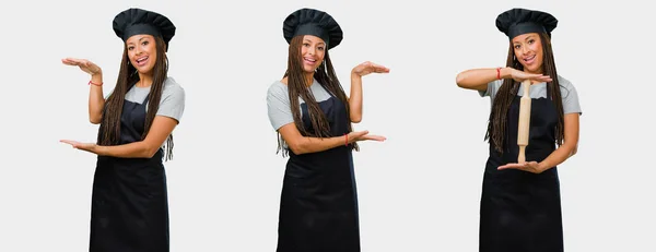 Conjunto Jovem Padeiro Feminino Preto Uniforme Preto Segurando Objeto Imaginário — Fotografia de Stock