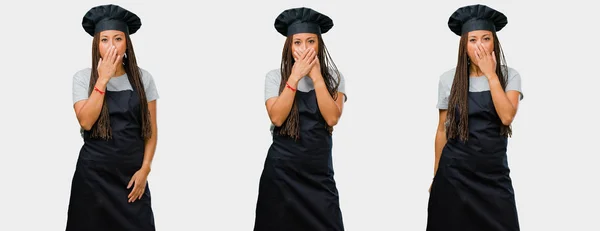 Набір Молодої Чорної Жінки Пекарні Чорній Уніформі Покриваючого Рота — стокове фото