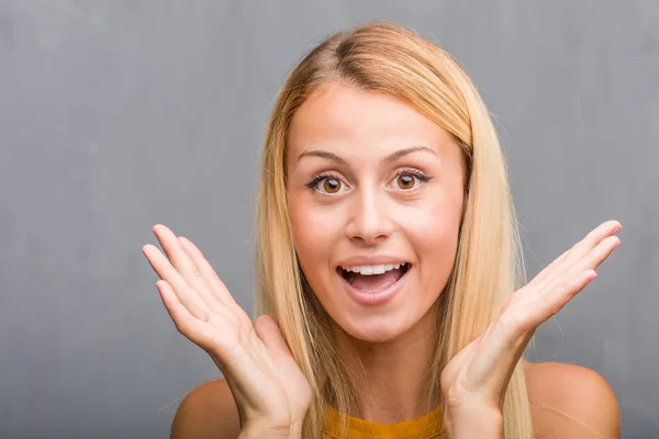 Porträtt Naturliga Unga Blonda Kvinnan Förvånade Och Chockade — Stockfoto