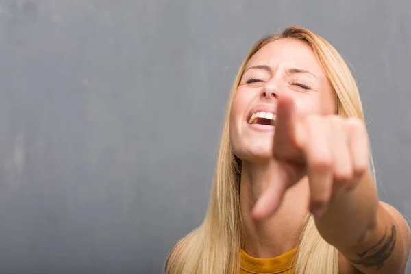 Retrato Jovem Mulher Loira Natural Rindo Gozando Com Outro — Fotografia de Stock