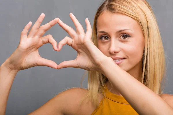 Porträt Einer Natürlichen Jungen Blonden Frau Die Herz Mit Händen — Stockfoto