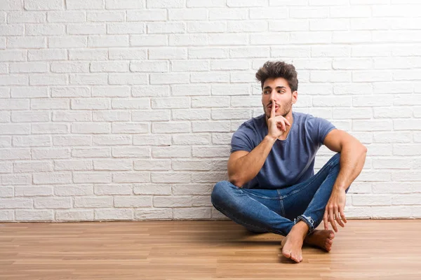 Joven Hombre Natural Sentado Suelo Madera Manteniendo Secreto Pidiendo Silencio — Foto de Stock