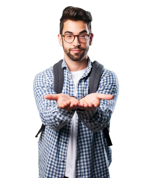 Genç adam beyaz arka plan üzerinde izole bir şey teklif