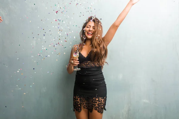 Junge Lateinische Frau Die Neujahr Oder Ein Ereignis Feiert Aufgeregt — Stockfoto