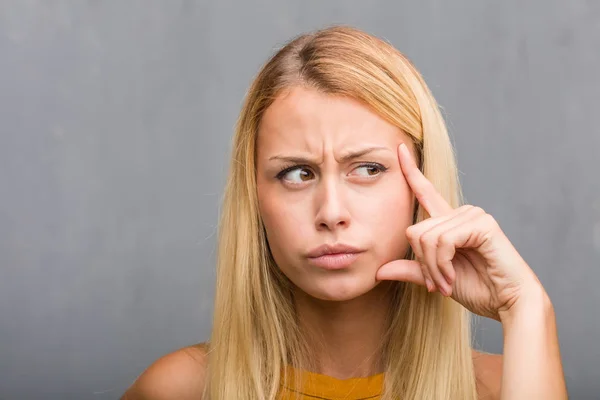 Portret Van Natuurlijke Jonge Blonde Vrouw Denken Zoek Naar Kant — Stockfoto