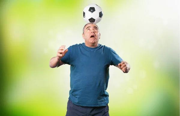 Homem Maduro Jogando Com Bola Futebol — Fotografia de Stock