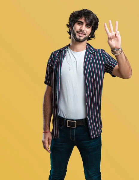 Genç yakışıklı adam gösteren üç numaralı sayma simgesi, matematik, kendinden emin ve neşeli kavramı