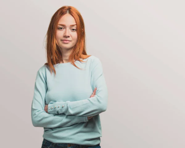 Retrato Una Bonita Pelirroja Cruzó Los Brazos —  Fotos de Stock