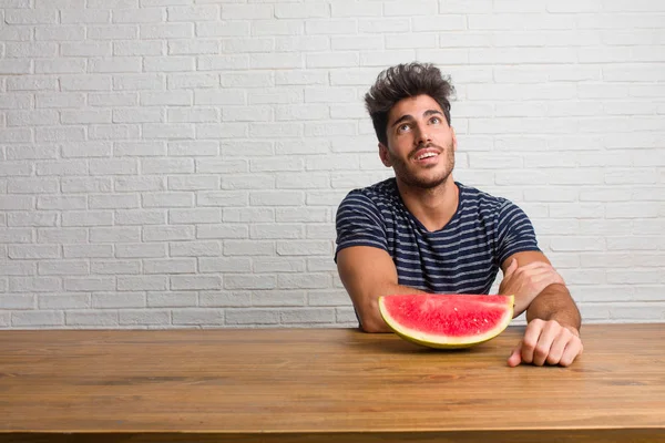 Homem Bonito Natural Jovem Sentado Uma Mesa Olhando Para Cima — Fotografia de Stock