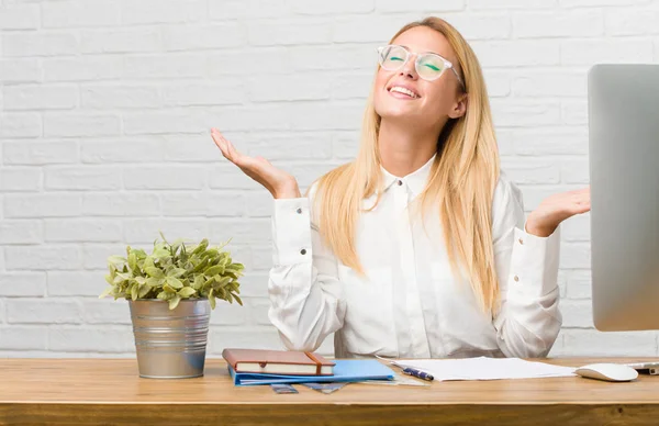 Retrato Una Joven Estudiante Sentada Escritorio Haciendo Tareas Riendo Divirtiéndose — Foto de Stock