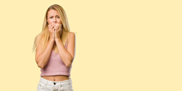 Retrato Una Joven Rubia Guapa Mordiendo Uñas — Foto de Stock