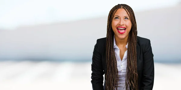 Portret Van Een Jonge Zwarte Zakenvrouw Opzoeken Denk Aan Iets — Stockfoto
