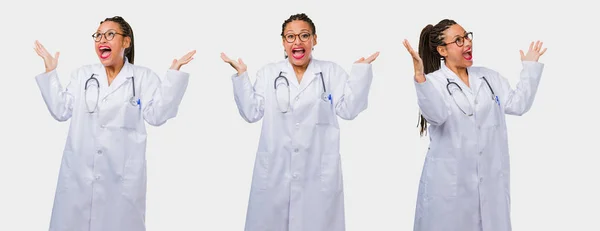 Conjunto Jovem Médica Negra Gritando Feliz Surpreso Levantando Braços Fundo — Fotografia de Stock