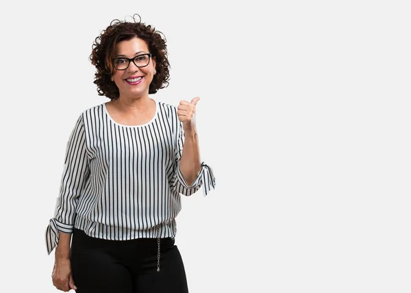 Mujer Mediana Edad Alegre Emocionada Sonriendo Levantando Pulgar Hacia Arriba —  Fotos de Stock