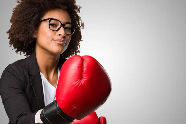 Femme Affaires Noire Utilisant Des Gants Boxe Sur Fond Gris — Photo