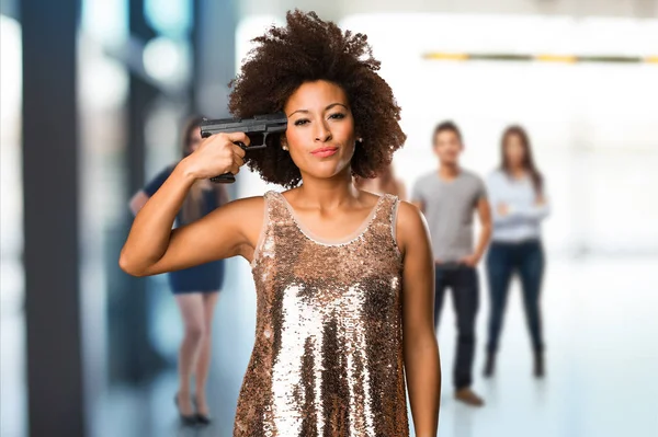 Jeune Femme Noire Aide Pistolet Avec Des Gens Flous Arrière — Photo