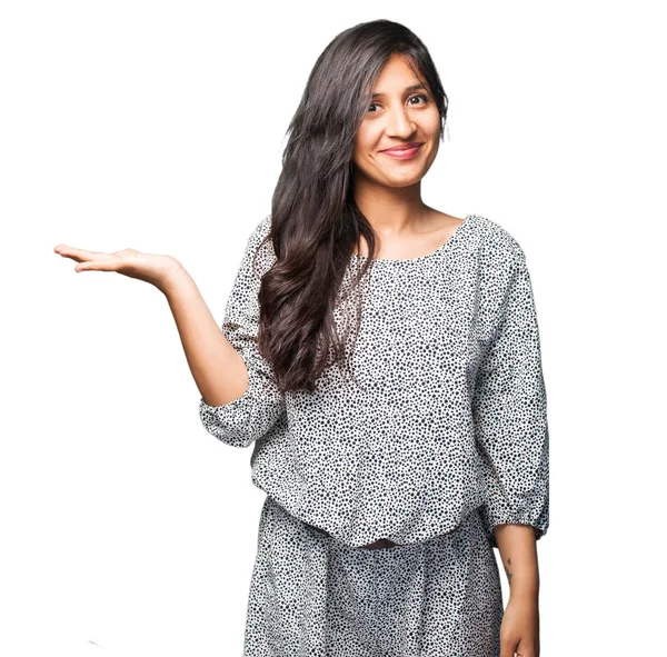 bir şey tutan latin kadın