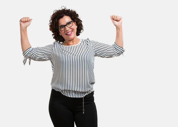 Mujer Mediana Edad Muy Feliz Emocionada Levantando Brazos Celebrando Una —  Fotos de Stock