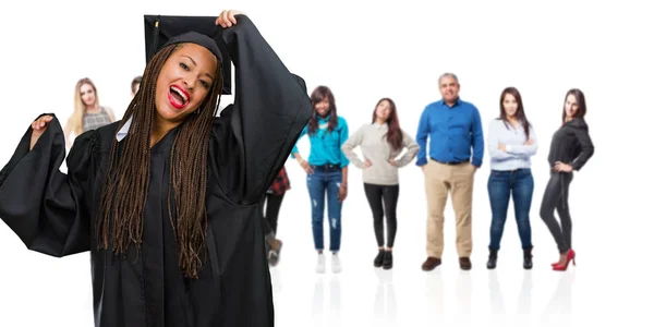 Νέοι Αποφοίτησε Μαύρη Γυναίκα Που Φοράει Πλεξούδες Ακούγοντας Μουσική Χορό — Φωτογραφία Αρχείου